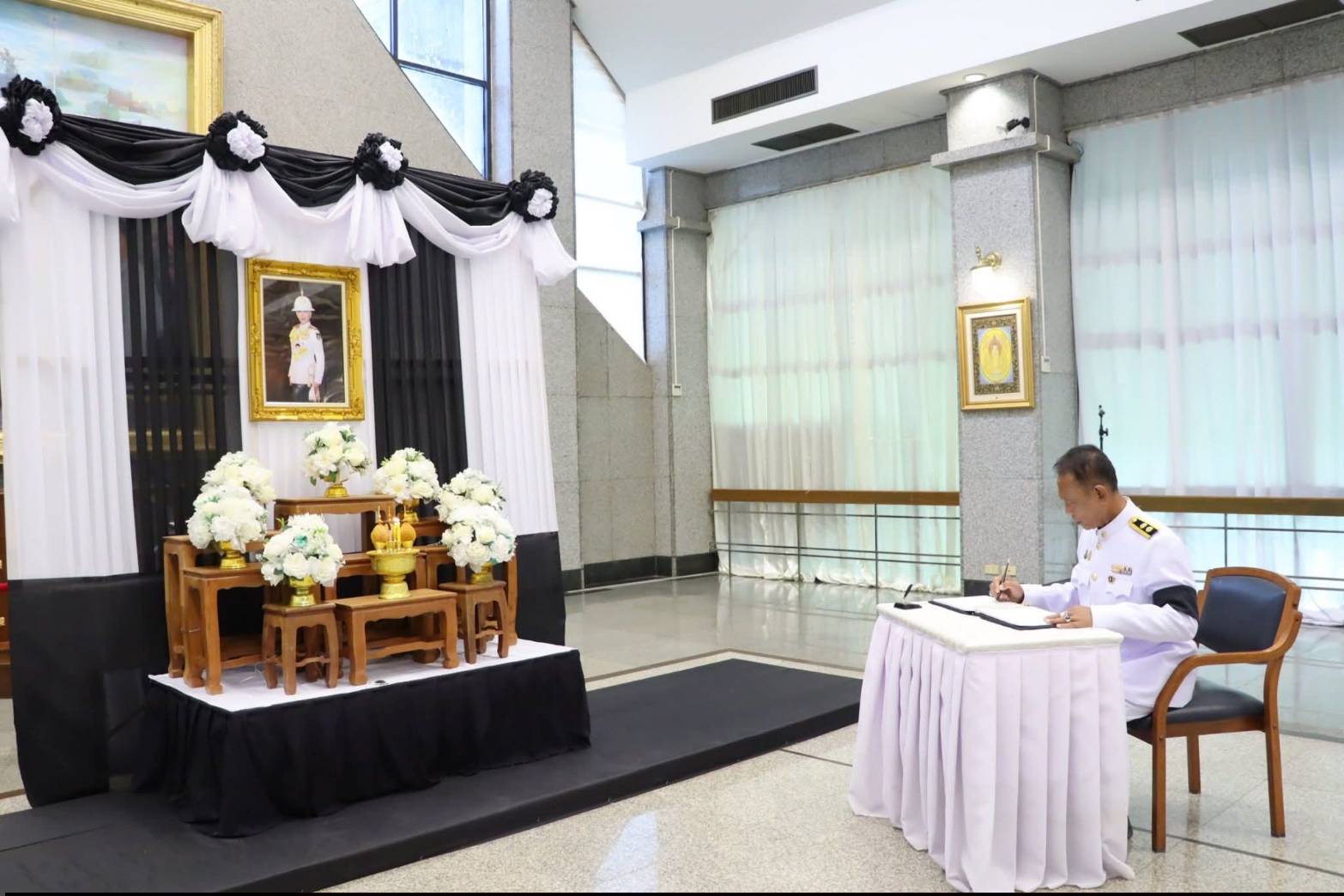 title - ศพส. จัดพิธีลงนามแสดงความอาลัยถวายแด่สมเด็จพระเจ้าลูกเธอ เจ้าฟ้าพัชรกิติยาภา นเรนทิราเทพยวดี กรมหลวงราชสาริณีสิริพัชร มหาวัชรราชธิดา ณ ศาลาพระมิ่งขวัญ ศูนย์ส่งเสริมและพัฒนาอาชีพเสริมนอกภาคการเกษตร (ศูนย์ศิลปาชีพบางไทรฯ (เดิม))